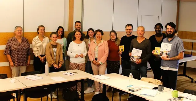 photo  au centre, fabienne masse, coordinatrice du réseau info jeunesse, et nathalie dupont, présidente de la communauté de communes de l’orée de bercé belinois. à droite, adrien jarry.  &copy;  ouest-france 