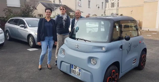 photo  florence olivier (au centre) entourée des élus françoise lelong et michel leroy.  &copy;  le maine libre 