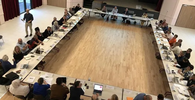 photo  vincent godefroy passe le micro à l’auditoire : les questions des conseillers vont fuser…  &copy;  le maine libre 