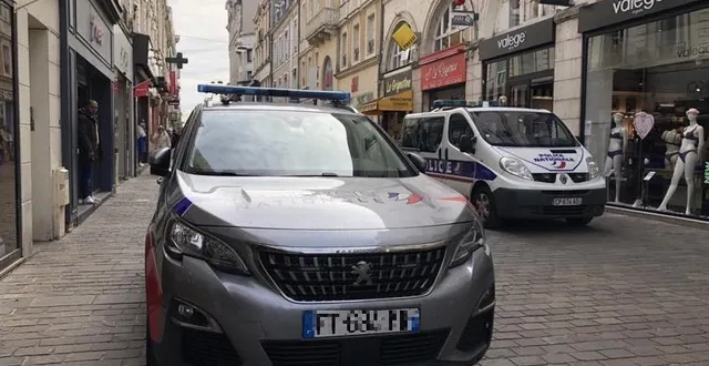photo  les policiers sont intervenus en nombre ce mardi 17 octobre en début d’après-midi dans le centre-ville du mans, précisément rues des minimes et du docteur-leroy, après une fausse alerte à l’attaque armée.  &copy;  le maine libre 