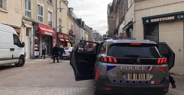 photo  les policiers sont intervenus en nombre ce mardi 17 octobre en début d’après-midi dans le centre-ville du mans, précisément rue du docteur-leroy, où une fausse attaque avait été signalée.  &copy;  le maine libre 