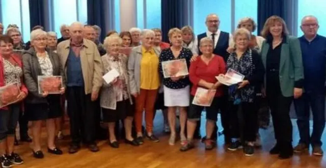 photo  les rémalardais qui ont fleuri leur logement ont reçu des diplômes et des bons d’achat.  &copy;  ouest-france 