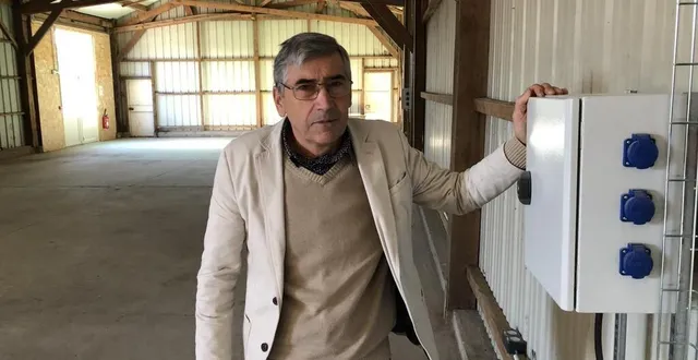 photo  le maire de teloché, gérard lambert, dans le bâtiment qui abritera le marché hebdomadaire.  &copy;  le maine libre 