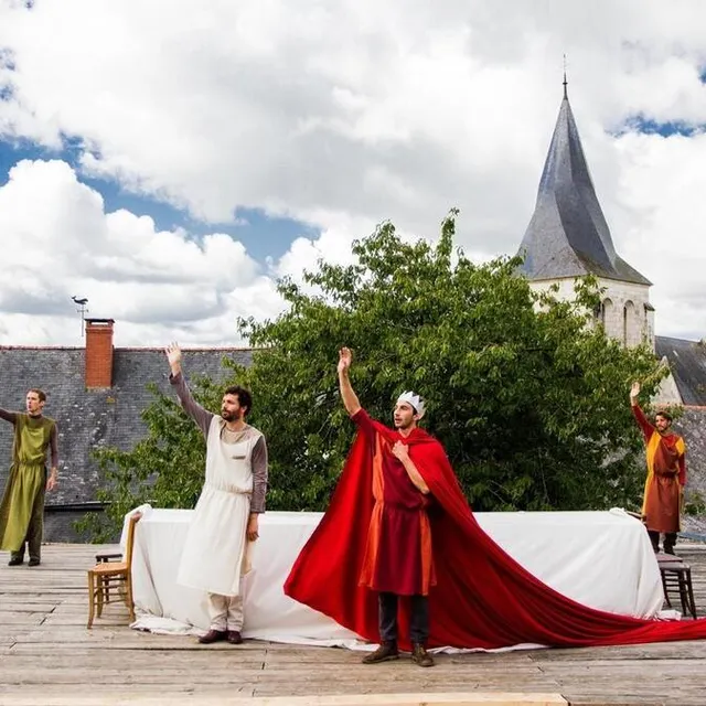 photo dans « gargantua », baptiste chabauty (couronné), entouré de trois de ses camarades de jeu du nouveau théâtre populaire, sacha todorov, julien campani et valentin boraud. mise en scène : émilien diard-detœuf et sophie guibard.  ©  roxane kasperski