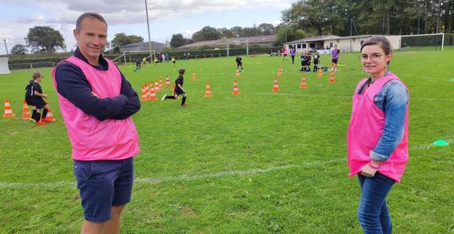 photo  marine tusseau et mathieu poinclou, dirigeant accompagnateur de jeunes footballeurs u9, ont endossé la chasuble rose.  &copy;  co 