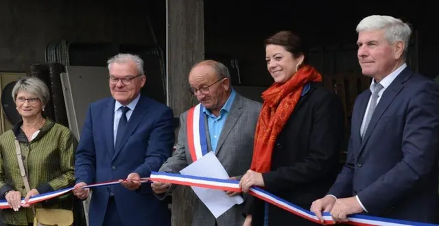 photo  marie-thérèse leroux, didier reveau, régis bourneuf, agathe cury et jean-pierre vogel, réunis pour l’inauguration des ateliers municipaux de tuffé-val-de-la-chéronne.  &copy;  le maine libre 