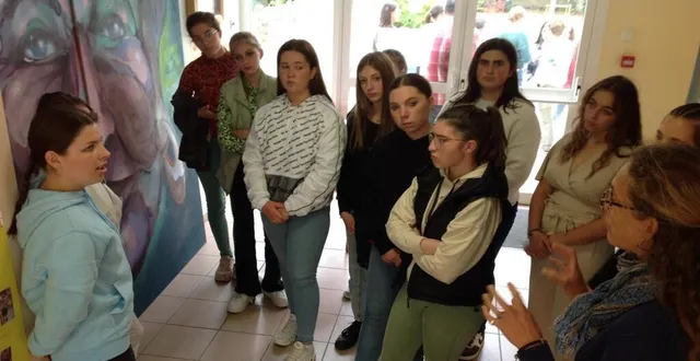 photo  les élèves ont présenté l’expo à leurs camarades entrant au self par petits groupes (ici avec leur professeure mélanie barelier)  &copy;  le maine libre 