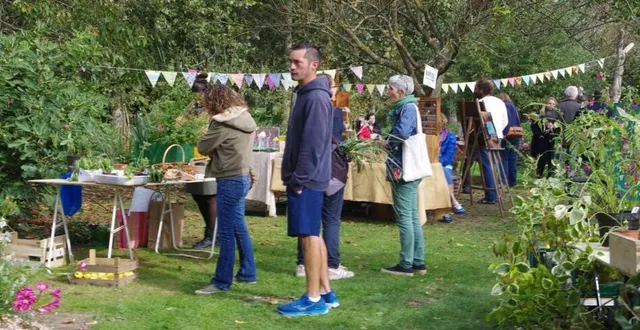 photo  beaucoup de visiteurs au troc-plantes.  &copy;  le maine libre 