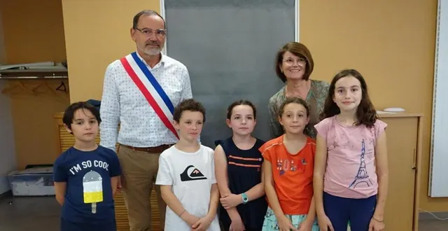 photo  cinq des six conseillers municipaux enfants élus avec jean-claude moser, maire, et maryse redureau, première adjointe. manon leclou est absente.  &copy;  ouest-france 