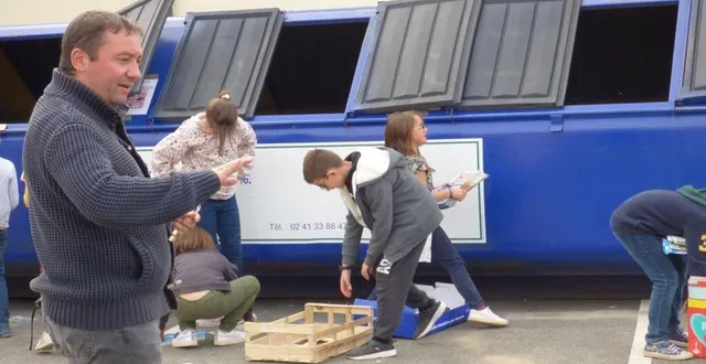 photo  sous la surveillance du directeur de l’école, les élèves de l’école gaston-chaissac participent à la récupération des vieux papiers et journaux, en remplissant la benne mise à disposition jusqu’au 23 octobre.  &copy;  ouest-france 