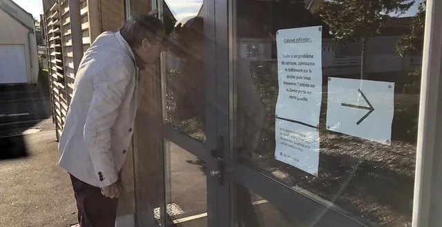 photo  le maire gérard lambert, devant la maison de santé.  &copy;  le maine libre 