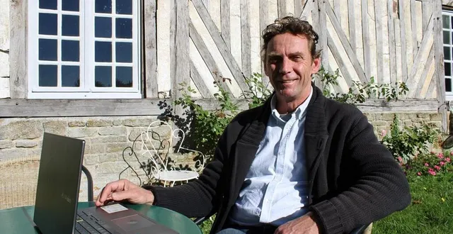 photo  olivier deschamps a créé son agence de voyages itinérante, basée à guerquesalles.  &copy;  ouest-france 