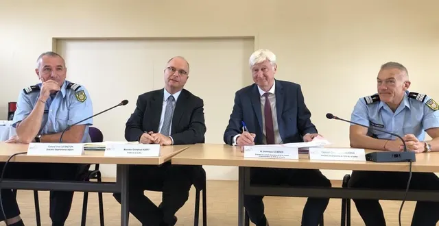 photo  emmanuel aubry, préfet de la sarthe, et dominique le mèner, président du service départemental d’incendie et de secours de la sarthe, ont signé un pacte qui prévoit une subvention de l’état à hauteur de 1,5m€?.  &copy;  le maine libre 