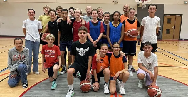 photo  les u15 filles et garçons se partagent le terrain de la salle olympe sur le même créneau d’entraînement, le vendredi soir.  &copy;  le maine libre 