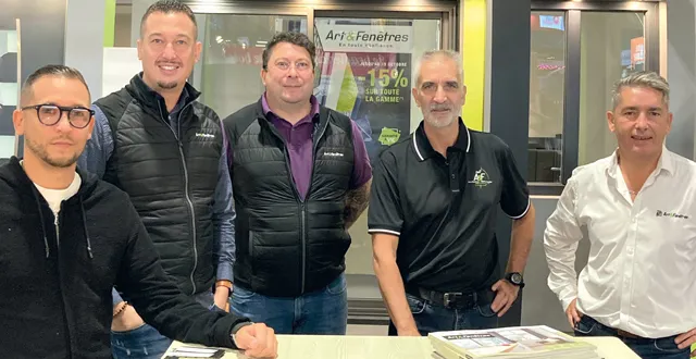 photo l'équipe réalise des fenêtres et menuiseries adaptées et personnalisées &copy; art et fenêtres