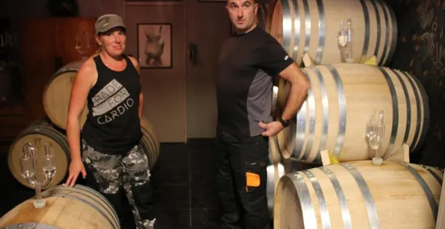 photo  au chai du château belmar, à mamers (sarthe), claire claveau, ouvrière vinicole, et frédéric brochard, maître de chai, suivent la vinification de a à z.  &copy;  ouest-france 