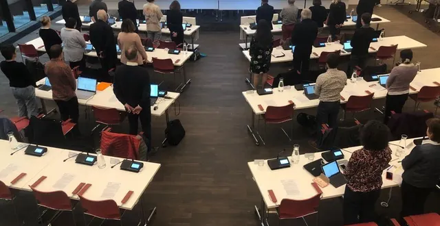 photo  la minute de silence du conseil municipal du mans.  &copy;  photo le maine libre 