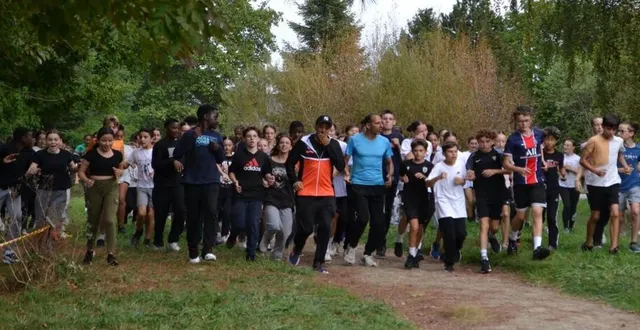 photo  mohamed serbouti, champion de cross, et son frère ont animé le cross du collège jean-cocteau qui a réuni 560 jeunes en prélude du cross départemental de l’unss.  &copy;  ouest-france 