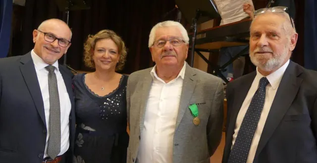 photo  patrick rodhain et christelle radenac ont remis la médaille départementale à yves legrand en présence de daniel chevée.  &copy;  ouest-france 