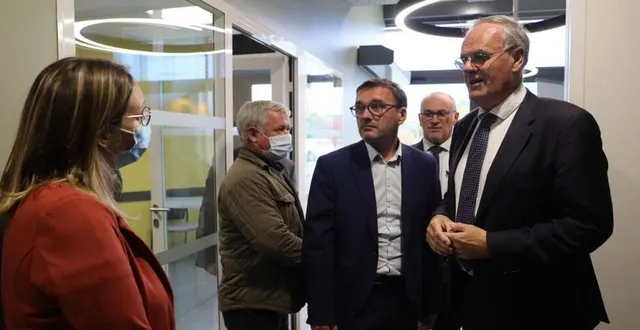 photo  christophe de balorre a visité le centre de santé avec thierry liger et patrick rodhain.  &copy;  ouest-france 