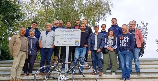photo  des membres de l’association cycliste et les élus locaux autour du panneau de remerciement à l’intention des bénévoles de l’association.  &copy;  le maine libre 