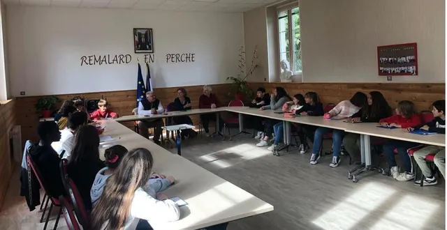 photo  les élèves ont posé des questions aux élus dans la salle de conseil.  &copy;  ouest-france 