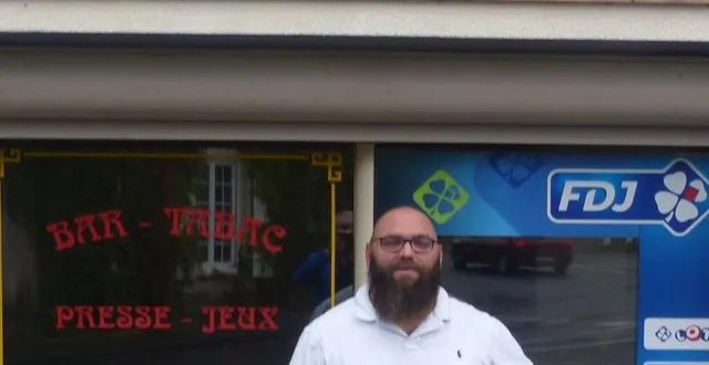 photo  jimmy gaudrée devant son établissement.  &copy;  le maine libre 