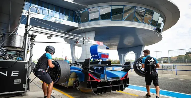 photo  pendant trois jours, les 56 personnes mobilisées pour l’a_424 ont travaillé sur le prototype à jérez, dans le sud de l’espagne.  &copy;  florent gooden / dppi – alpine 