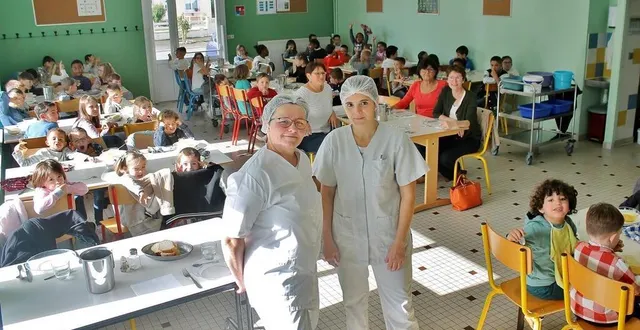 photo  céline cerbelle et mélanie ferrec, cantinières à vion, ont régalé les écoliers avec un menu spécial, jeudi 19 octobre 2023.  &copy;  ouest-france 
