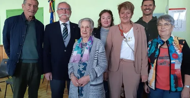 photo  de gauche à droite : marc lesschaeve, jean claude terpreau, sophie une des filles, annick coubard et deux des petits-enfants.  &copy;  le maine libre 