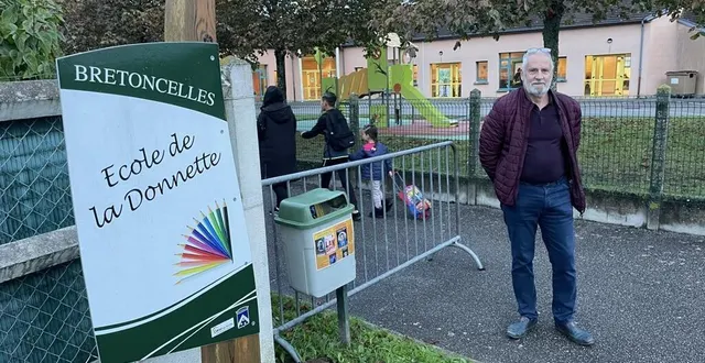photo  daniel chevée, maire de bretoncelles (orne), était présent ce vendredi matin devant l’école primaire de la commune où était scolarisé le plus jeune fils de milly akriche ducrou.  &copy;  ouest-france 