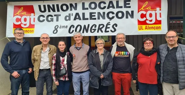photo  marie-noëlle vonthron (en rouge), secrétaire générale, les élus du bureau et quelques membres de la commission.  &copy;  union locale de la cgt 