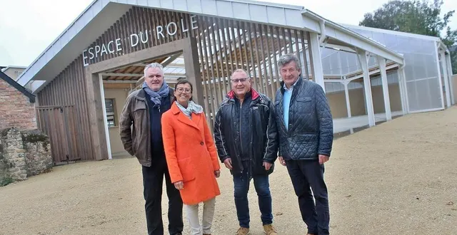 photo  frédéric top, deuxième adjoint ; myriam lambert, première adjointe ; daniel lanceleur, conseiller municipal, et pascal lelièvre, maire de solesmes, devant l’espace du rôle.  &copy;  ouest-france 