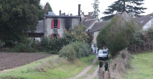 photo  c’est dans cette maison de bretoncelles (orne) où les techniciens en identification criminelle de la gendarmerie sont toujours à pied d’œuvre ce vendredi 20 octobre, qu’une femme et trois enfants ont perdu la vie après l’incendie qui a ravagé la maison, dans la nuit de mercredi à jeudi.  &copy;  ouest-france 