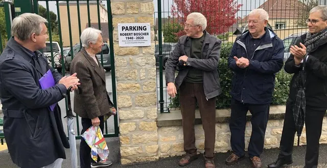 photo  françoise boscher a dévoilé la plaque du parking qui porte le nom de robert boscher, au côté de ses frères, claude et alain boscher ; du directeur de l’hôpital, stéphane péan (à droite) et de frédéric leveillé (à gauche).  &copy;  ouest-france 