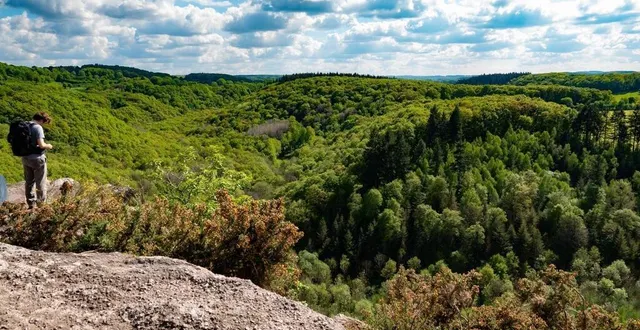 photo  inscrite dans le gr de suisse normande, élu gr préféré des français en 2023, la roche d’oëtre a battu des records de fréquentation touristique.  &copy;  jean-michel niester/ouest-france 