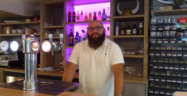 photo  jimmy gaudrée, 42 ans, le nouveau patron du café, bar, tabac, jeux et presse quotidienne de la commune avec un nouveau nom : le bar-bar.  &copy;  ouest-france 