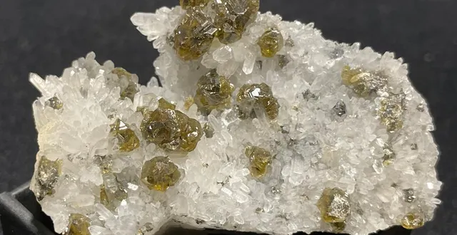 photo  l’exposition-vente de minéraux a lieu les samedi 21 et dimanche 22 octobre 2023 à la salle printania, à la flèche. ici, une sphalérite de bulgarie.  &copy;  yves cohen 