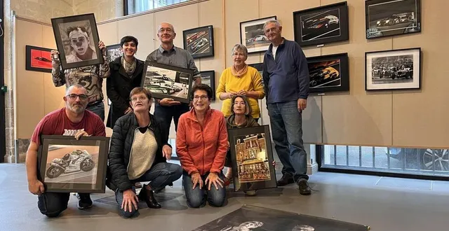 photo  une partie des membres de photosart' en plein accrochage pour leur exposition qui débutera samedi 21 octobre 2023, à la halle-au-blé de la flèche.  &copy;  ouest-france 
