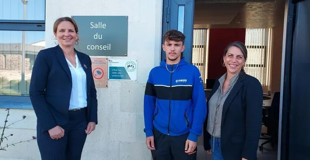 photo  enzo aubeux, l’apprenti de 17 ans, pose devant la salle du conseil municipal entre florence micheaud, directrice de la mfr le cèdre ( à gauche ) et valérie le tennier, adjointe aux affaires scolaires et à la jeunesse. une plaque apposée sur le mur rappelle que « l’état (est) aux côtés des collectivités. »  &copy;  ouest-france 
