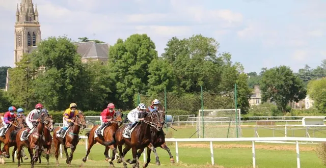 photo  cinq courses de plat sont au programme de cette dernière réunion hippique de la saison à sablé-sur-sarthe mais également deux épreuves de haies.  &copy;  archives ouest-france 