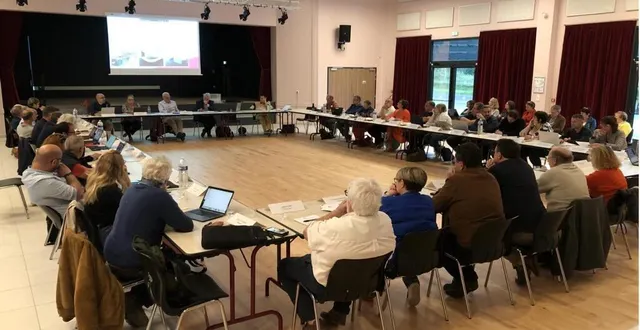 photo  une cinquantaine de personnes étaient présentes pour le conseil communautaire. la salle peut en accueillir jusqu’à 300.  &copy;  le maine libre 