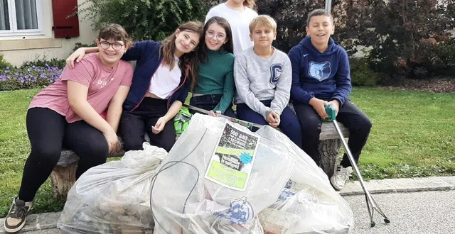 photo  les six membres du conseil municipal des jeunes qui ont participé au nettoyage posent avec leur triste butin.  &copy;  le maine libre 