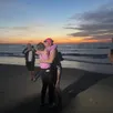 photo  olivier lauth dans les bras de sa fille à l’arrivée sur la plage en france. 