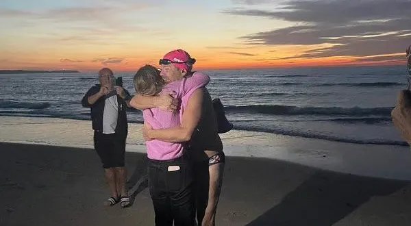 photo  olivier lauth dans les bras de sa fille à l’arrivée sur la plage en france.  &copy;  collection privée olivier lauth 