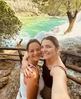 photo  mathilde et camille unies pour l’aventure du 4l trophy  &copy;  photo personnelle 