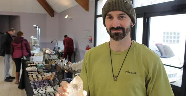 photo  l’exposition-vente de l’association rencontres minérales a lieu ces samedi 21 et dimanche 22 octobre 2023 à la flèche. garrett russeil, collectionneur, habite dans la commune. les exposants viennent de plusieurs régions de france.  &copy;  le maine libre 