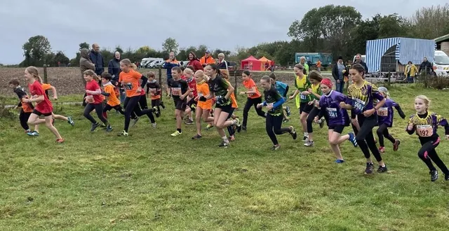 photo  le départ de la course des jeunes au cross-country fsgt, samedi à écouché-les-vallées.  &copy;  ouest-france 