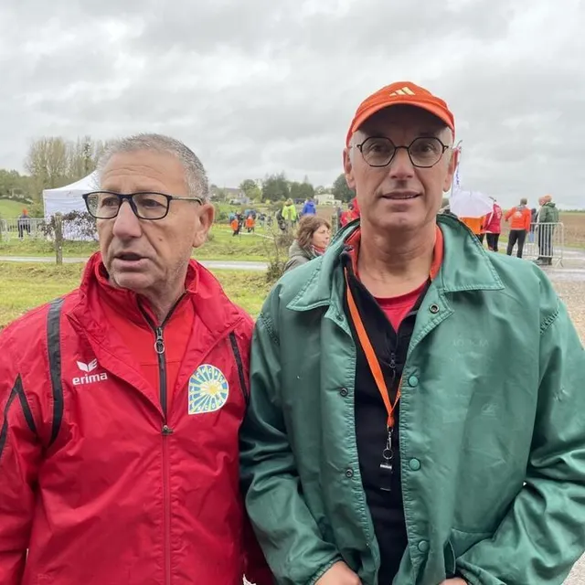 photo jean-luc fourbet, responsable fsgt de l’orne, et philippe leveillé, président du club des sapeurs-pompiers d’écouché.  ©  ouest-france