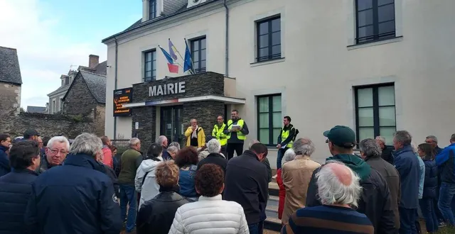 photo  une cinquantaine d’habitants de sainte-melaine-sur-aubance (maine-et-loire) étaient réunis devant la mairie, point de départ de la déambulation sur l’aménagement du centre bourg. ici, michaël ripoche, dirigeant du bureau d’études sollicité par les élus, présente le déroulement de la consultation citoyenne.  &copy;  ouest-france 